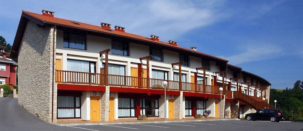 Apartamentos Aldea Del Puente Onís المظهر الخارجي الصورة